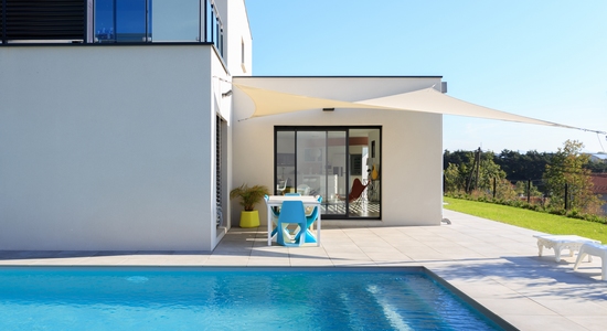voile d ombrage bord de piscine 