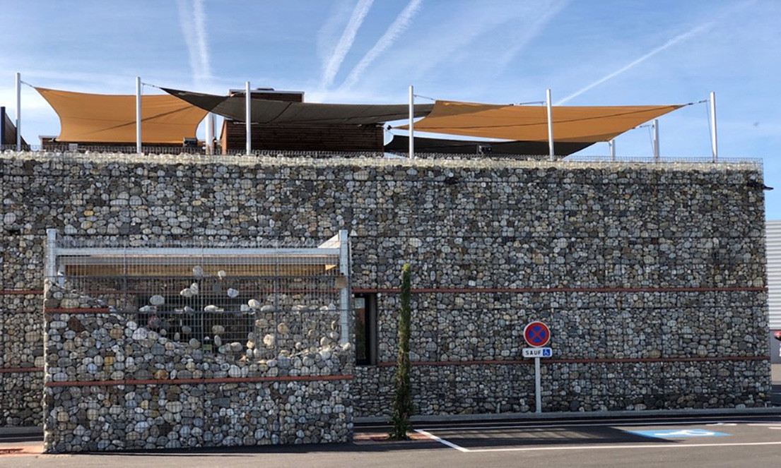 Voiles d'ombrage installées pour un professionnel