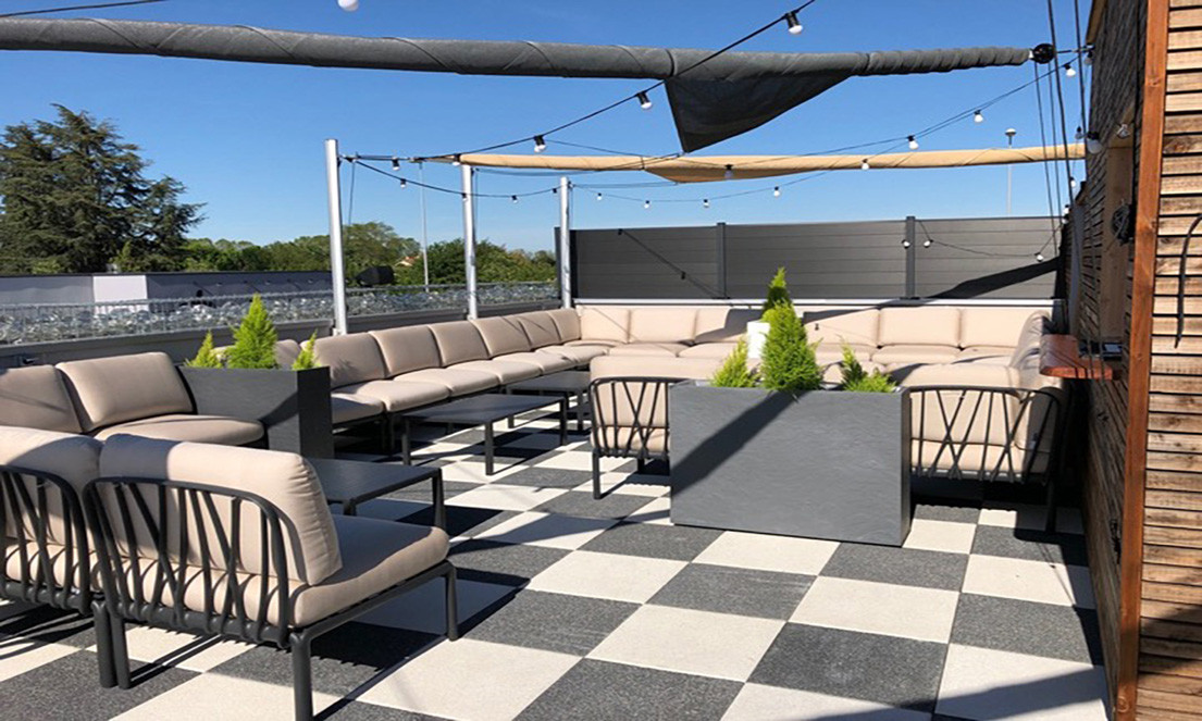 Voiles à enrouleur pliées pour restaurant